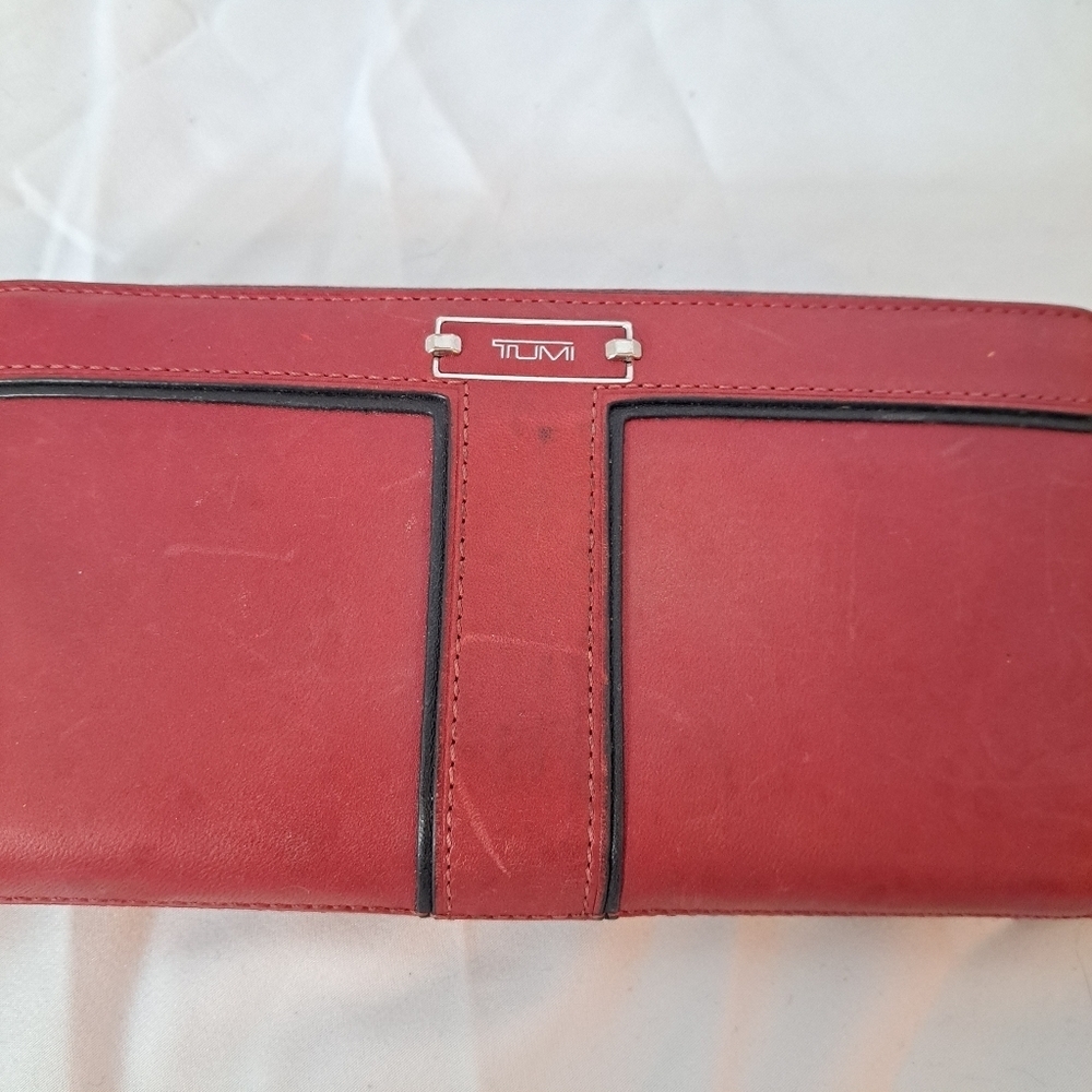 Tumi | Red leather ladies Wallet and black trim - Picture 4 of 14